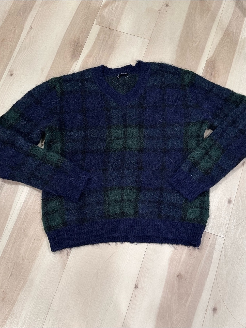 Gap Plaid V-Neck Sweater Blue Plaid Sz M soft, fuzzy texture preppy - Picture 4 of 11